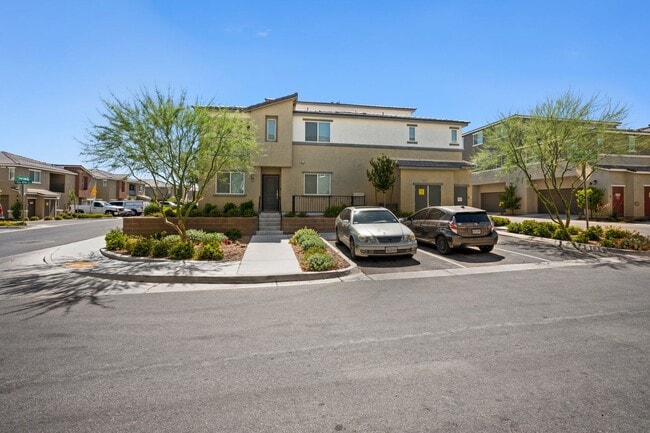 Building Photo - Beautiful 3 BR 2.5 BA Townhouse built in 2...