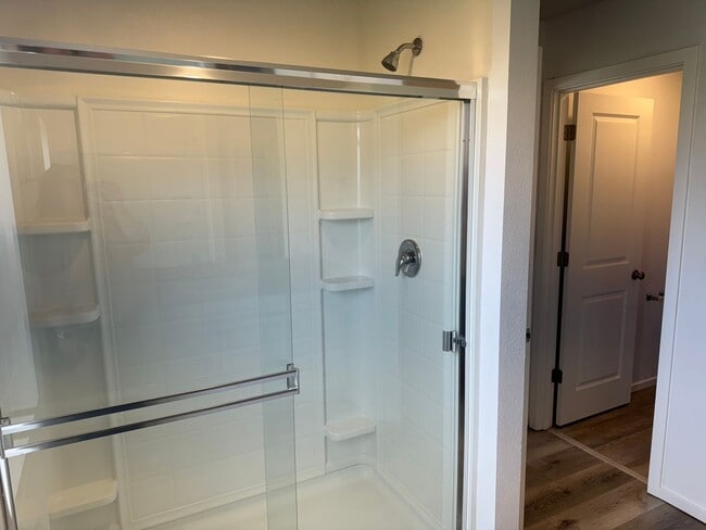 Building Photo - 4 bedroom 2.5 bathroom almost-new house in...