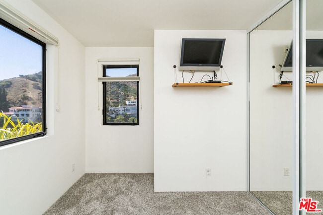 Building Photo - 6441 Bryn Mawr Dr