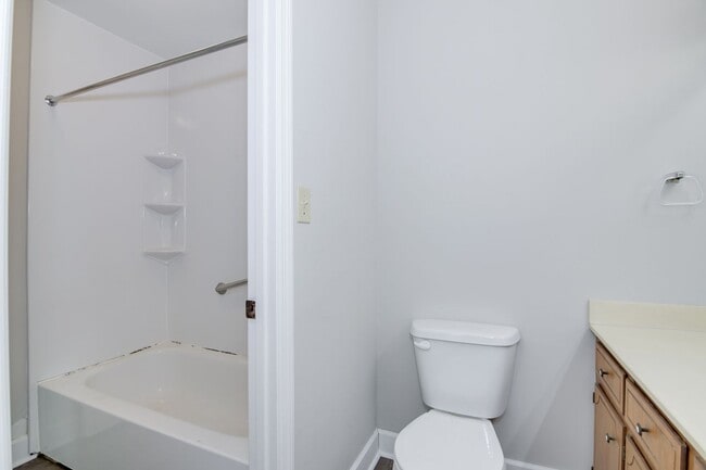 Building Photo - 2 Bed Townhouse!