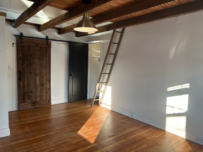 Building Photo - Stunning 5-bedroom in Conestoga Valley School District