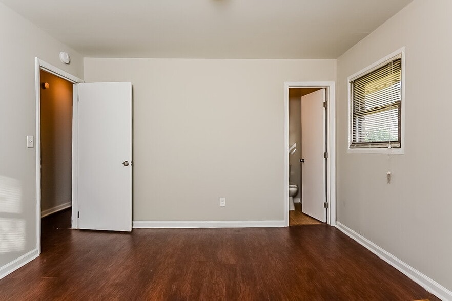 Building Photo - 263 Roxbury Dr