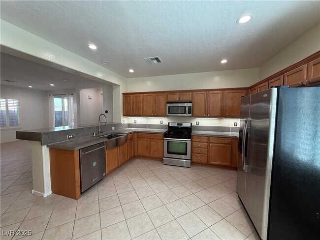 Building Photo - 2739 Mintlaw Ave