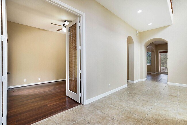 Building Photo - 748 Cresta Cir