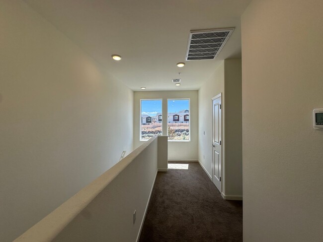 Building Photo - Beautiful Sun Valley Townhome!