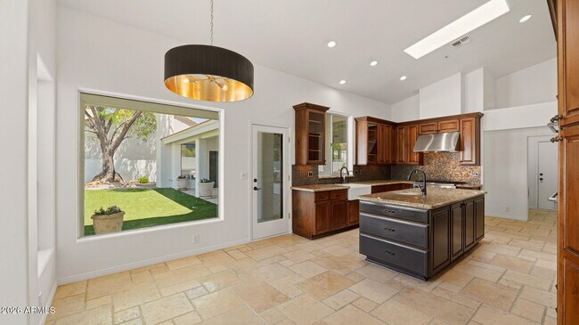 Building Photo - 8638 E Dahlia Dr