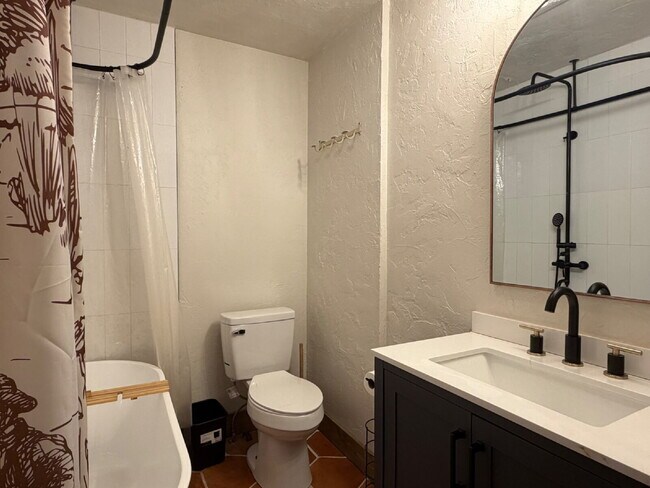 Building Photo - 3 Bedroom 2 Bath House for Lease!!