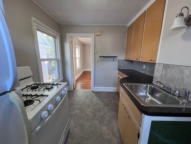 Building Photo - 641 Parkwood St NE