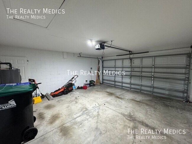 Building Photo - 1328 Karok St