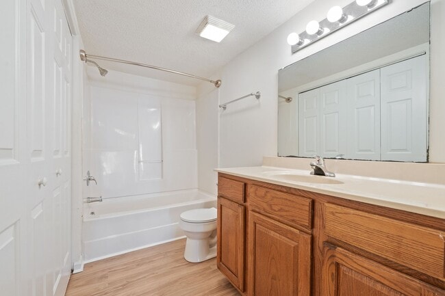 Building Photo - Carrboro 2 Bedroom/1Bathroom Unit! Adorabl...