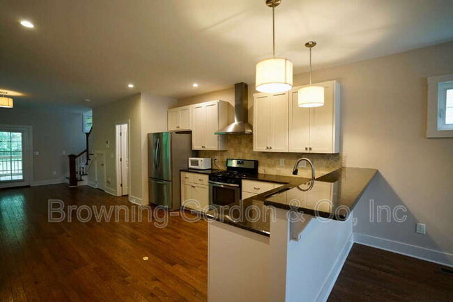 Building Photo - 540C Moore Ave