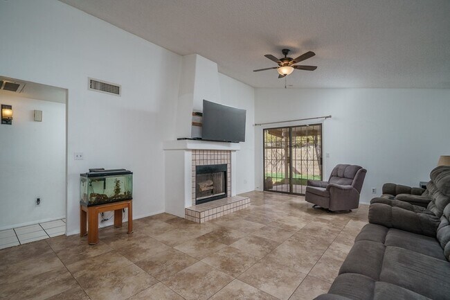 Building Photo - CHARMING 2 BED/2 BATH HOME!