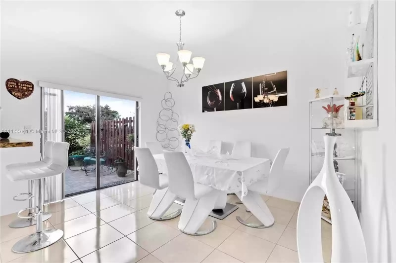 Building Photo - 3709 NE 4th St