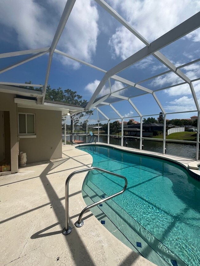 Building Photo - SALT WATER CANAL WITH POOL!!