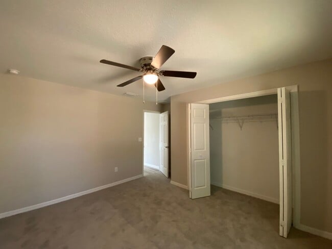 Building Photo - Custom Home - Desirable SW Ocala Neighborhood 3/2/2 **Won't Last**