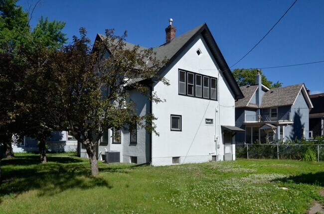Building Photo - Beautiful Updated 5-Bed 2-Bath Home in NE Minneapolis!