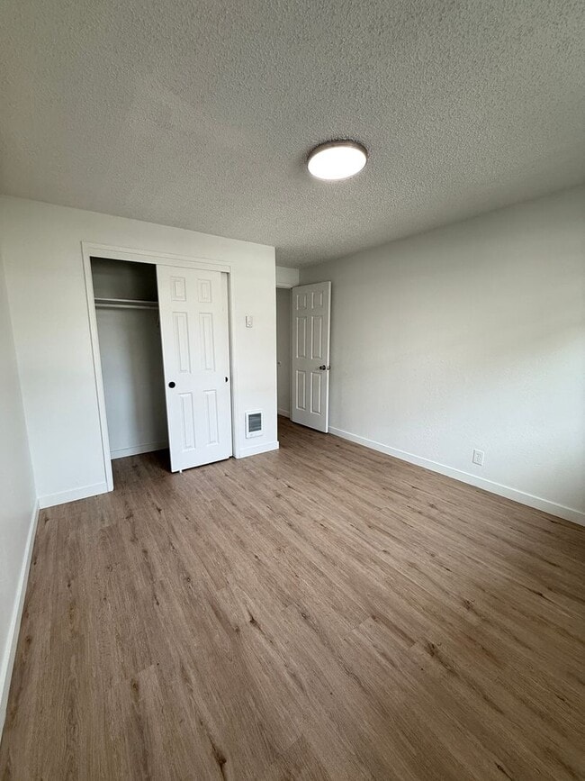 Building Photo - Townhome in North Medford!
