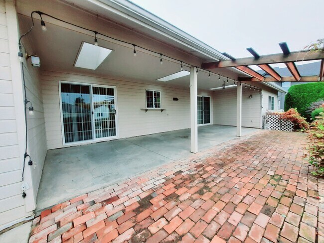 Building Photo - 860 SE Sentry Dr