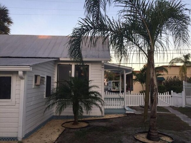 Building Photo - 1 bedroom Historic Cottage half Block from...