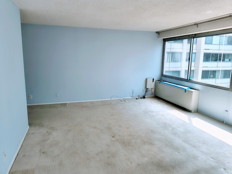 Living Room - 5500 Friendship Blvd