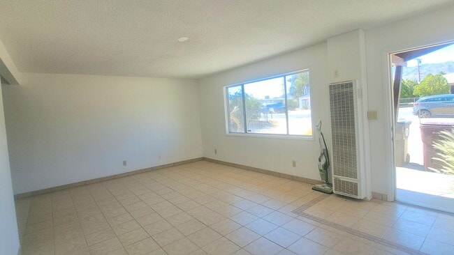 Building Photo - 2 Bedroom with large back yard