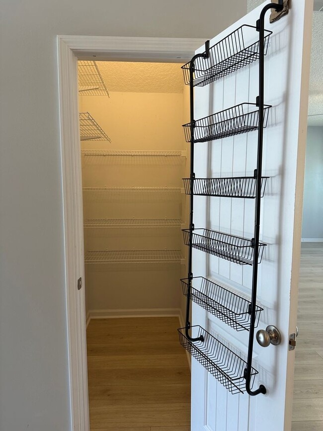 Building Photo - Tranquil South Retreat: Spacious 5-Bed Home with Fenced Yard, Pet-Friendly, Washer/Dryer Included