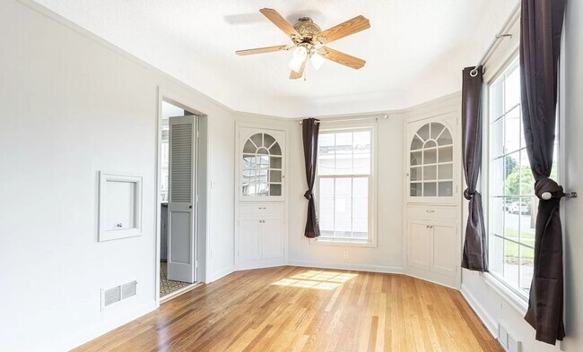 Building Photo - 6613 N Amherst St