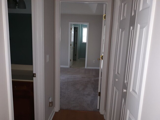 Building Photo - Charming Home in Northeast Columbia - Less...