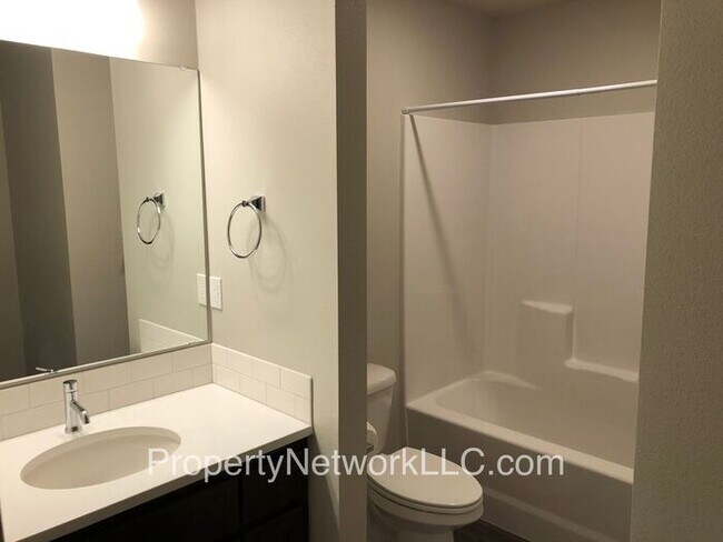Building Photo - Outstanding Townhouse in Sandy Oregon