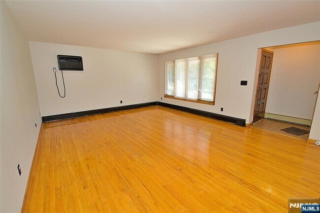 Building Photo - 233 8th St