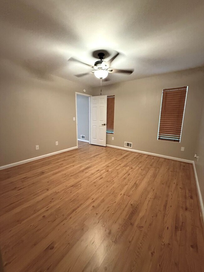 Building Photo - 3 Bedroom Townhome located walking distanc...
