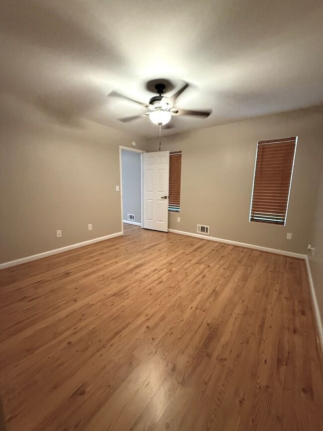 Building Photo - 3 Bedroom Townhome located walking distance to Downtown Woodstock!