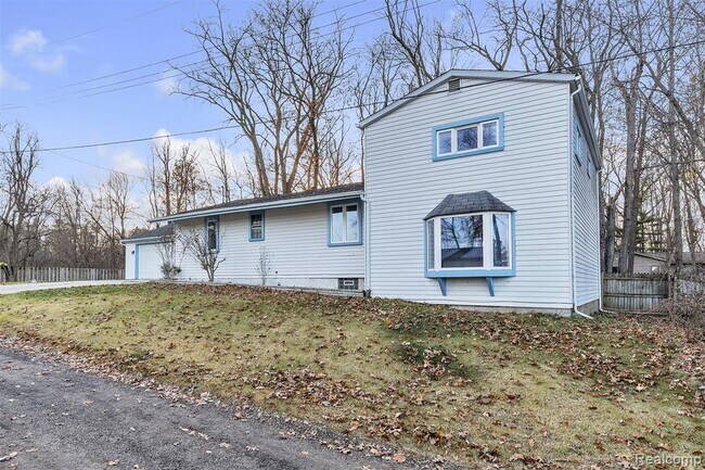 Building Photo - 8165 Leonard Dr