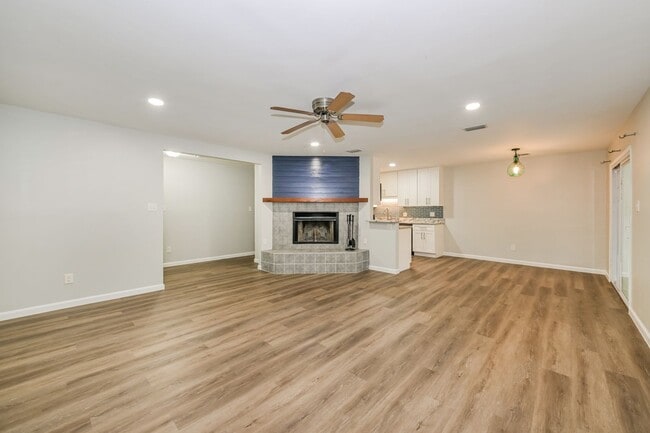 Building Photo - Between Beach & Bay – Gorgeous 3-Bed Coast...