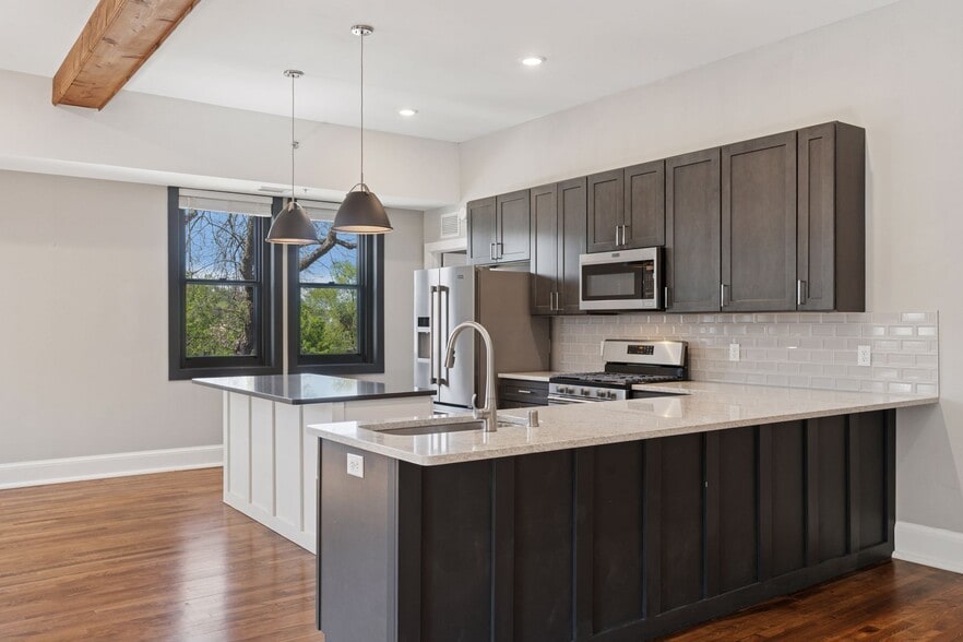 Building Photo - 107 Chestnut St E