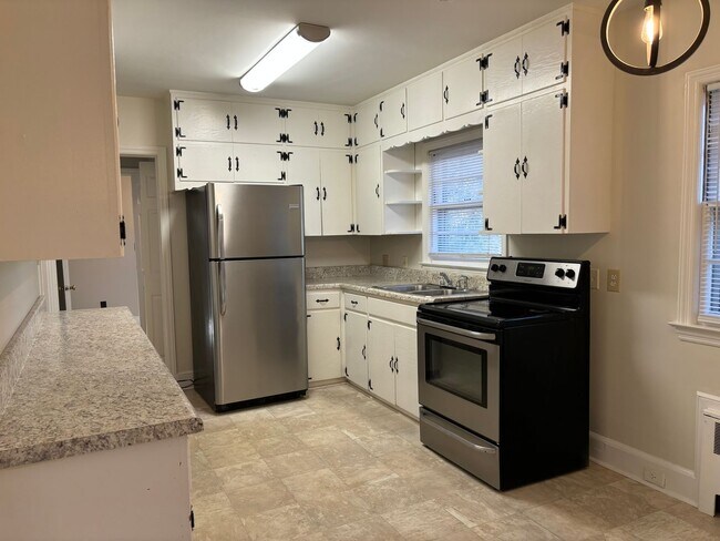 Building Photo - Hamilton Lakes Park Area 3 BR in Grimsley HS District