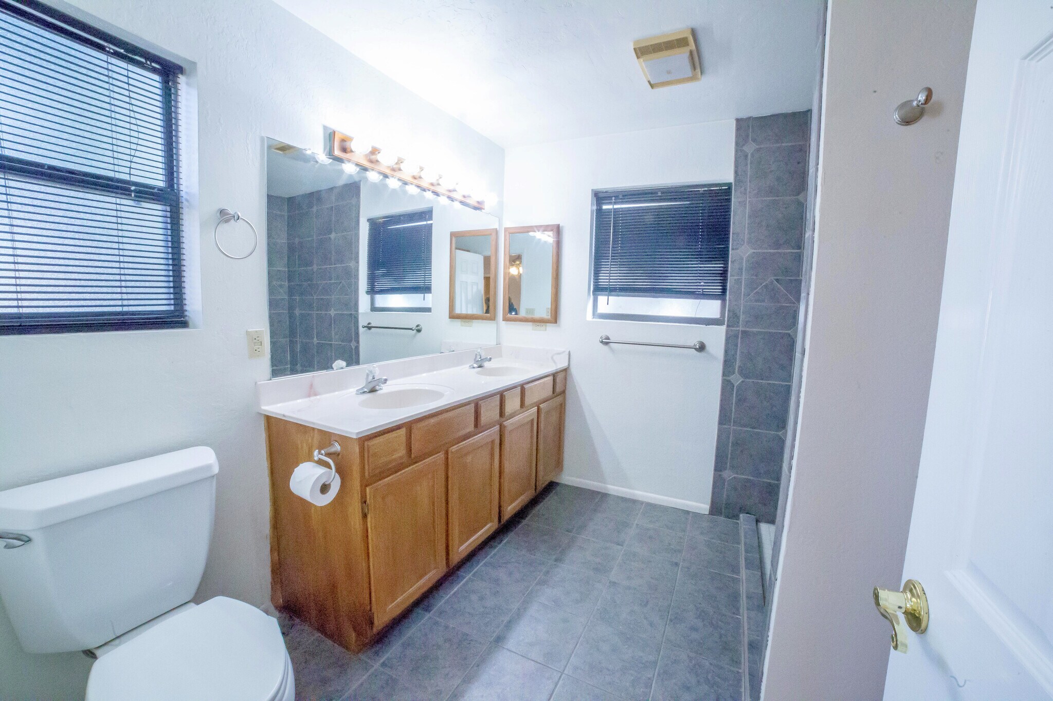 double sinks mater bath - 2562 N Fox Run Dr