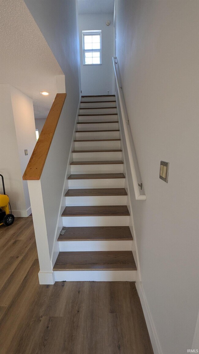 Building Photo - 432 E Laurelwood Dr