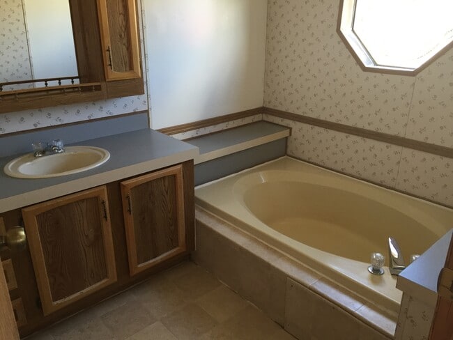 Building Photo - 471 Tiffany Dr