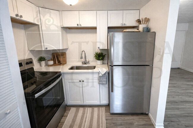 Building Photo - Move In Ready! North Hills School District-2 BR/1BA, Central AC, LVP Floors, Upgraded Kitchen, Ba...