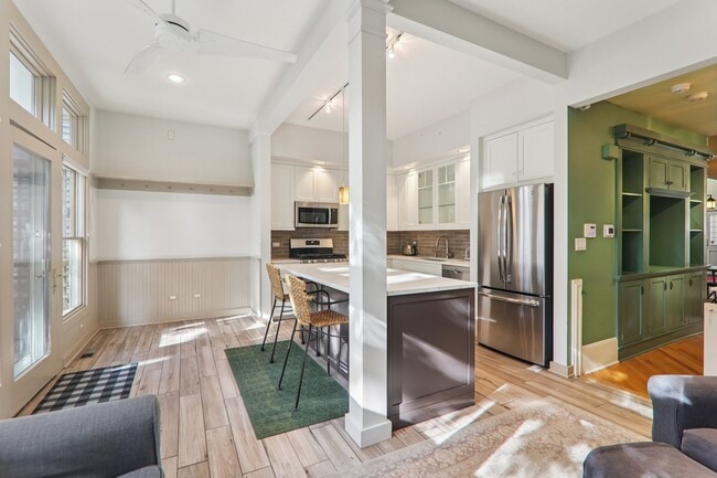 Building Photo - 1027 W Newport Ave