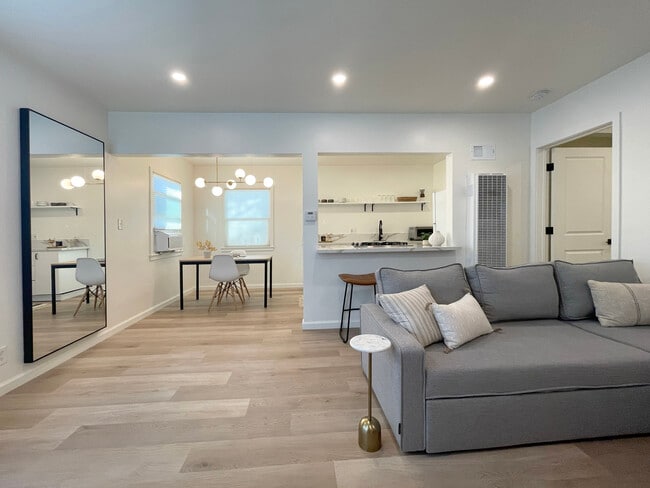 Building Photo - 813 W Beach Ave