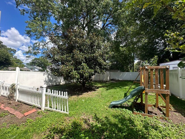 Building Photo - 321 Hemlock St
