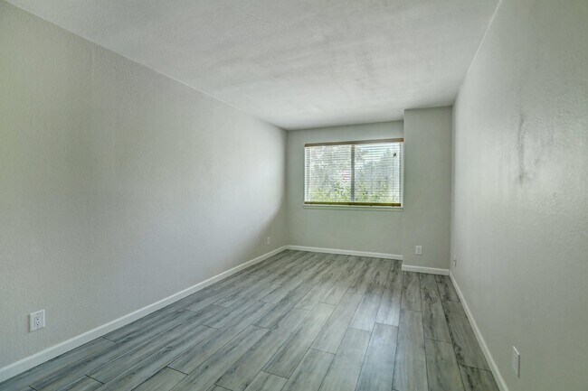 Building Photo - $1,750- 2 Bed 2 Bath Condo in Lakewood wit...