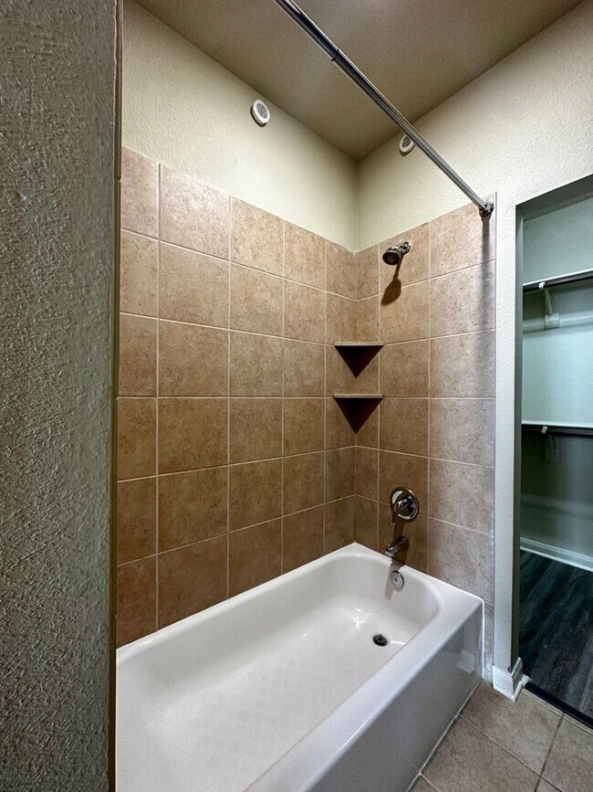 Building Photo - 4 Bd / 4.5 Ba Townhouse Minutes from Baylo...