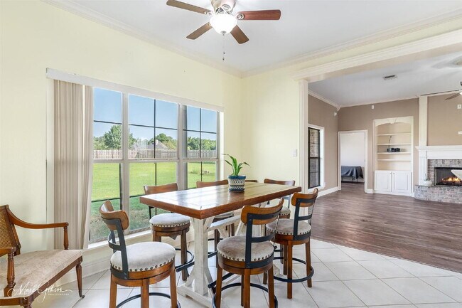 Building Photo - "Charming 4-Bedroom Gem with Spacious 2091...