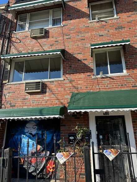 Building Photo - 715 Saint Lawrence Ave