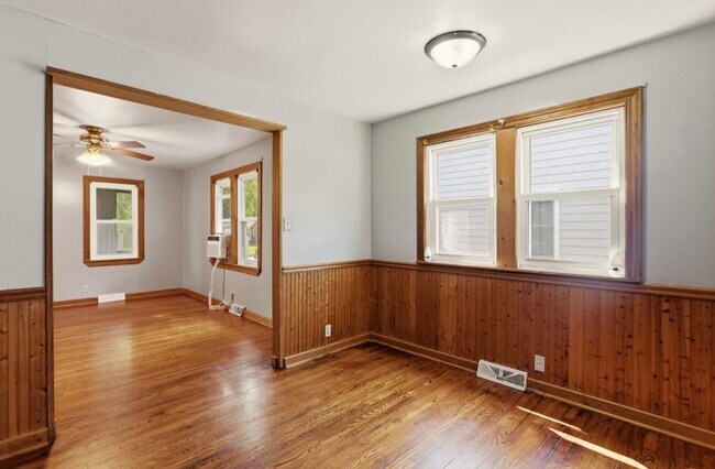 Building Photo - Move-In Ready 3 Bedroom with Fenced Yard & Garage!