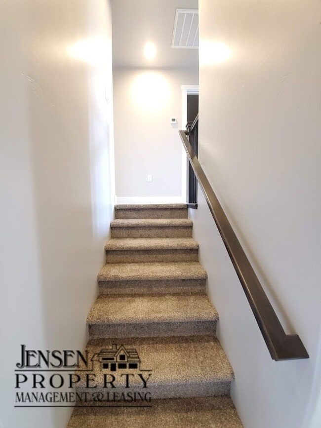 Building Photo - Red Mountain Vista Town Home, End Unit