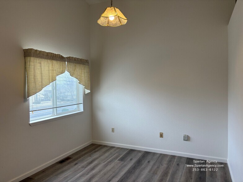 Building Photo - 15310 Main St E